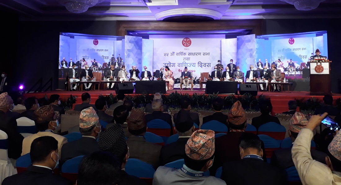 न्यूनतम ५० हजार डलर : निजी क्षेत्र, प्रधानमन्त्री भन्छन्– त्यतिले चियापसल, दाह्री–कपाल काट्ने खोल्ने ?