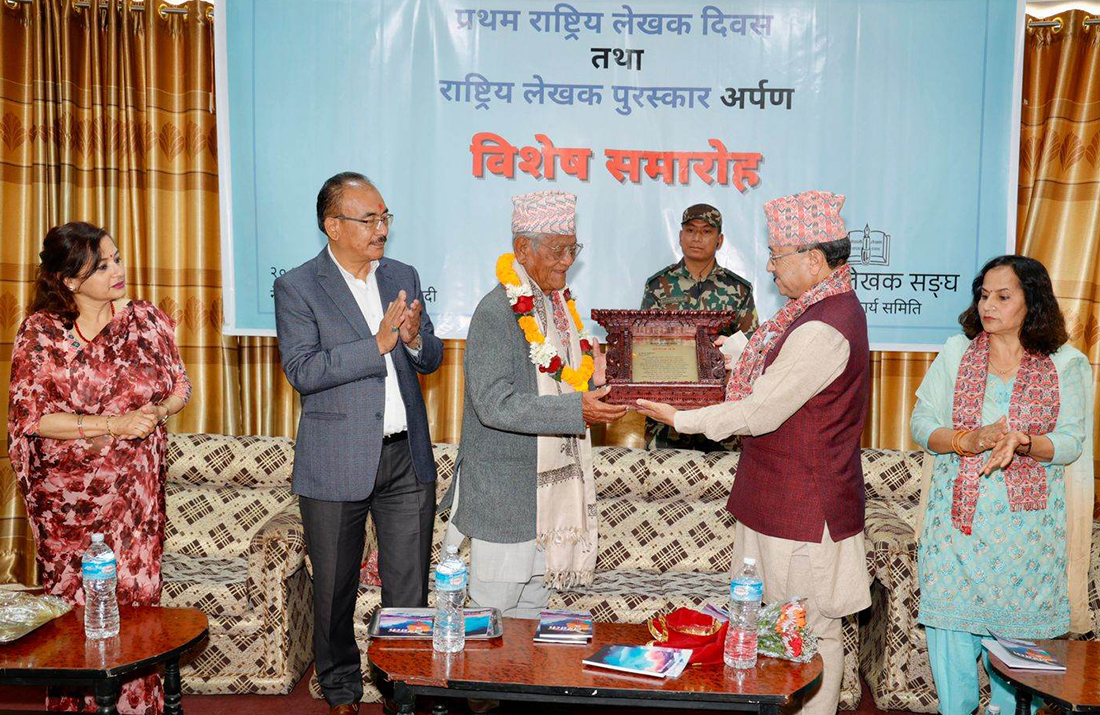 लेखक दिवसमा कवि बैरागी काइँला पुरस्कृत