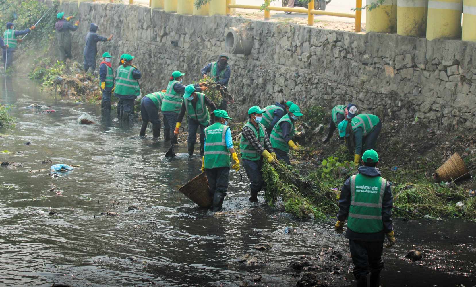 धोबीखोलाको सरसफाइमा काठमाडौं महानगर (तस्बिरहरू)