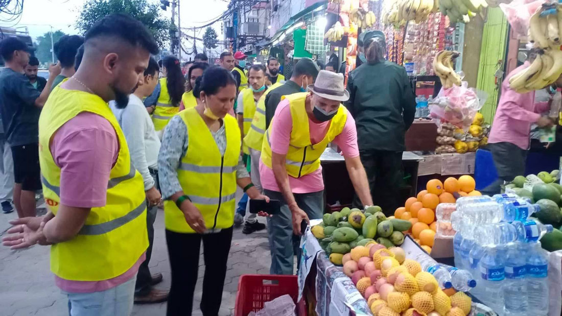 सटर व्यापारी परिचालन गरेर फुटपाथ व्यापार हटाउँदै काठमाडौं महानगर 