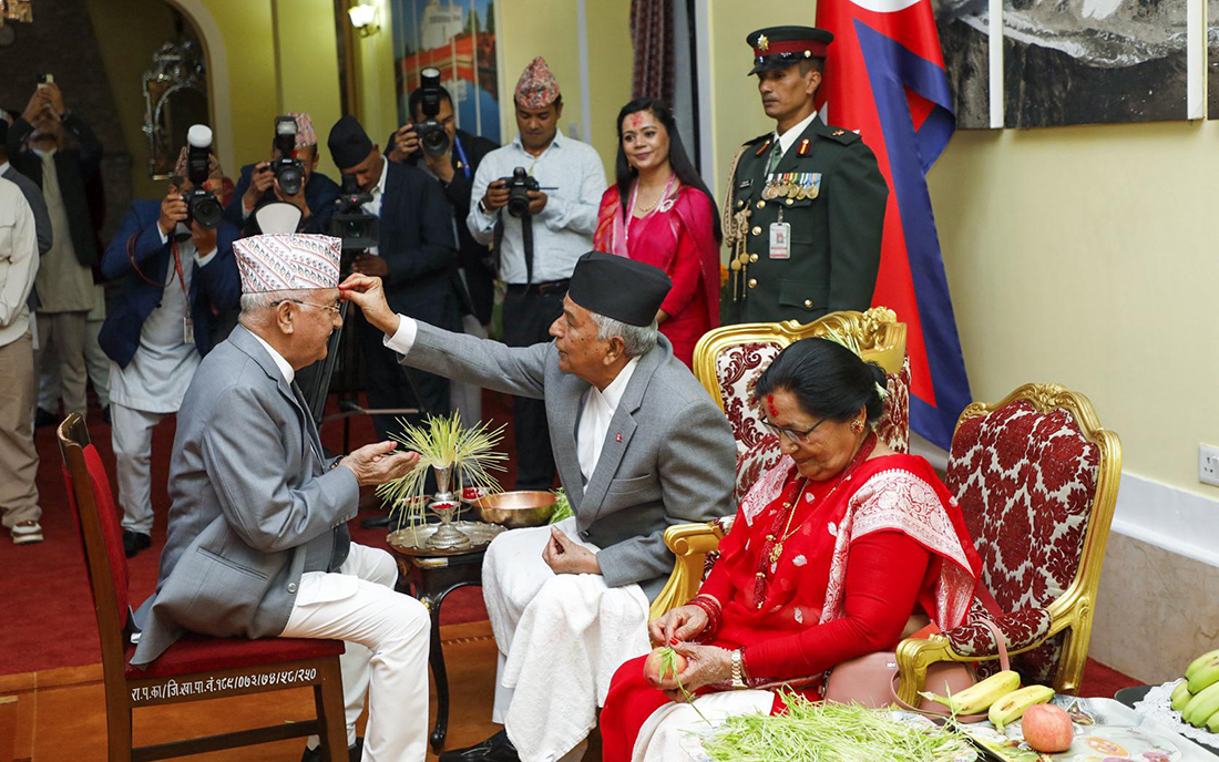 राष्ट्रपतिले प्रधानमन्त्री, उपप्रधानमन्त्रीलाई लगाइदिए टीका र जमरा 