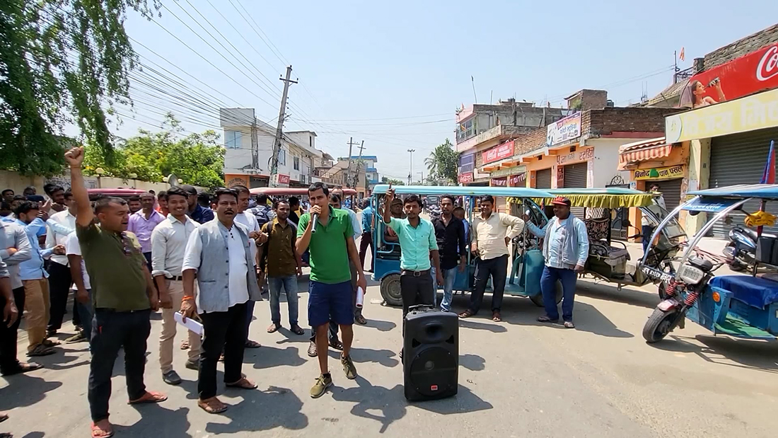 ढल्केबरमा मालपोत कार्यालय सार्न लागिएको विरोधमा स्थानीयको प्रदर्शन