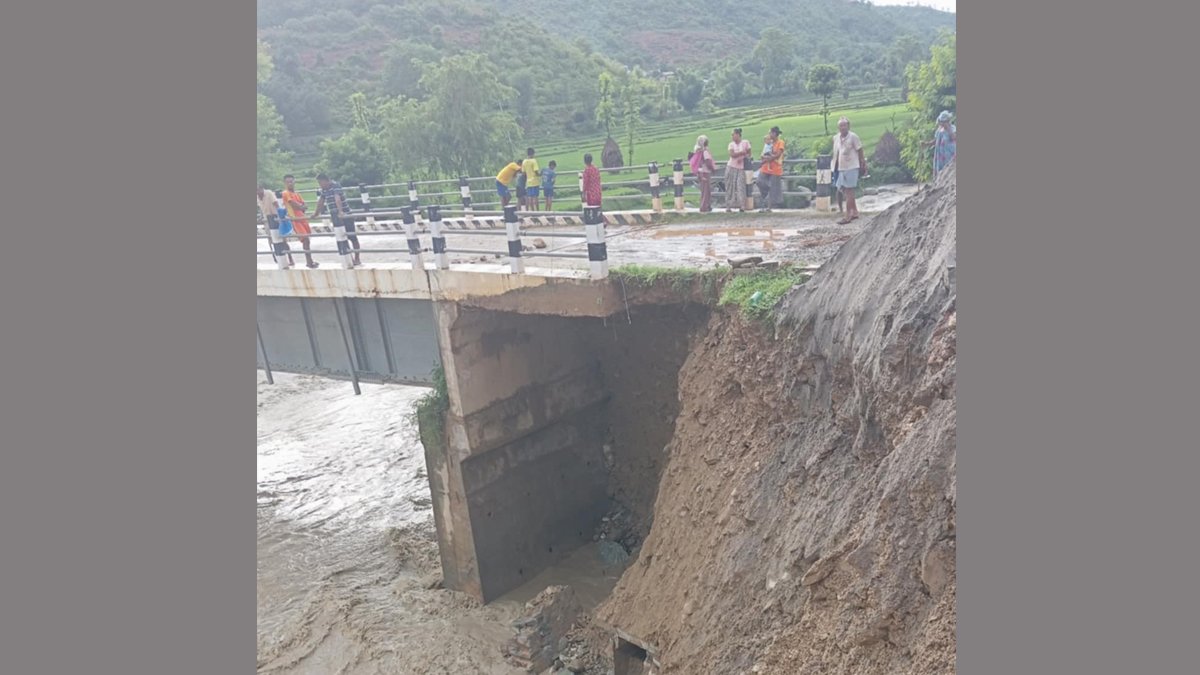 भटौली खोलामा बाढी : पक्की पुलमा क्षति, सवारी आवागमन बन्द