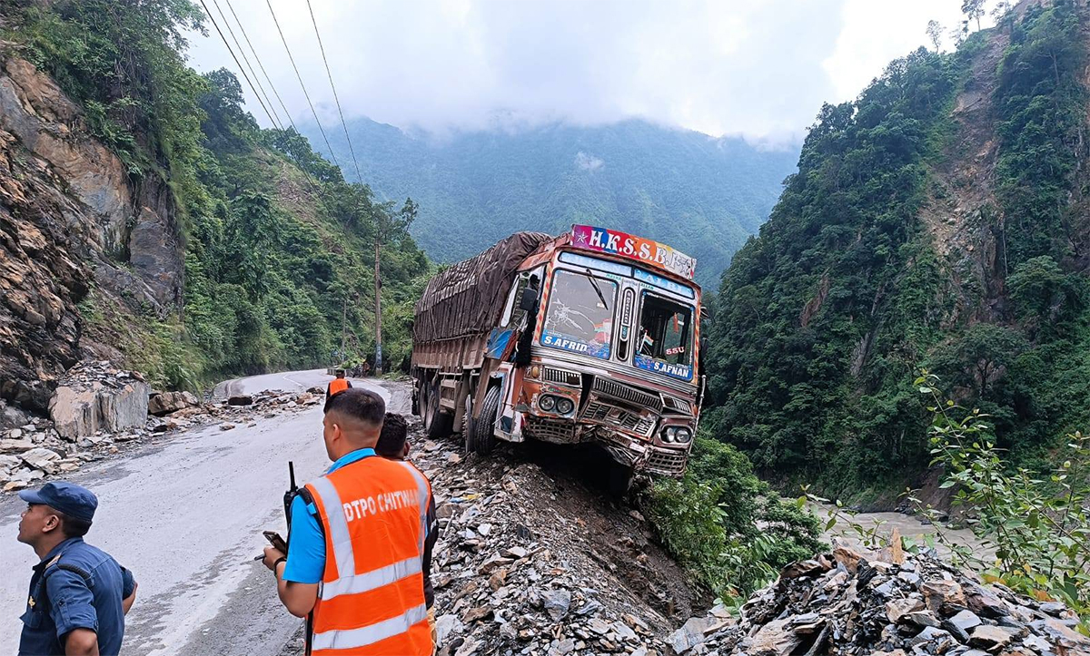 मुग्लिन–नारायणगढ सडक : ढुंगा खस्दा ट्रकमा क्षति, दुईजना घाइते (तस्बिरहरू)