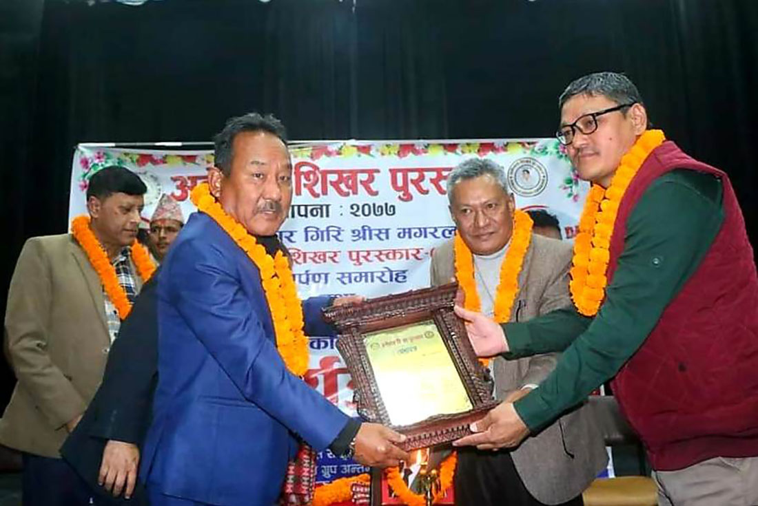 कवि मगरलाई ‘अनेसास शिखर पुरस्कार’ प्रदान