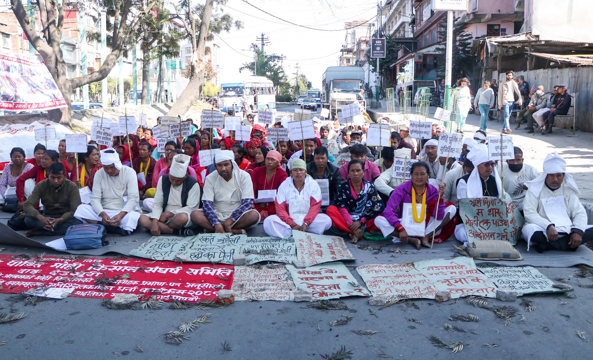 मोही हक माग्दै ४१ दिनदेखि स्वर्गद्वारी गुठीपीडितको धर्ना (तस्बिरहरू)