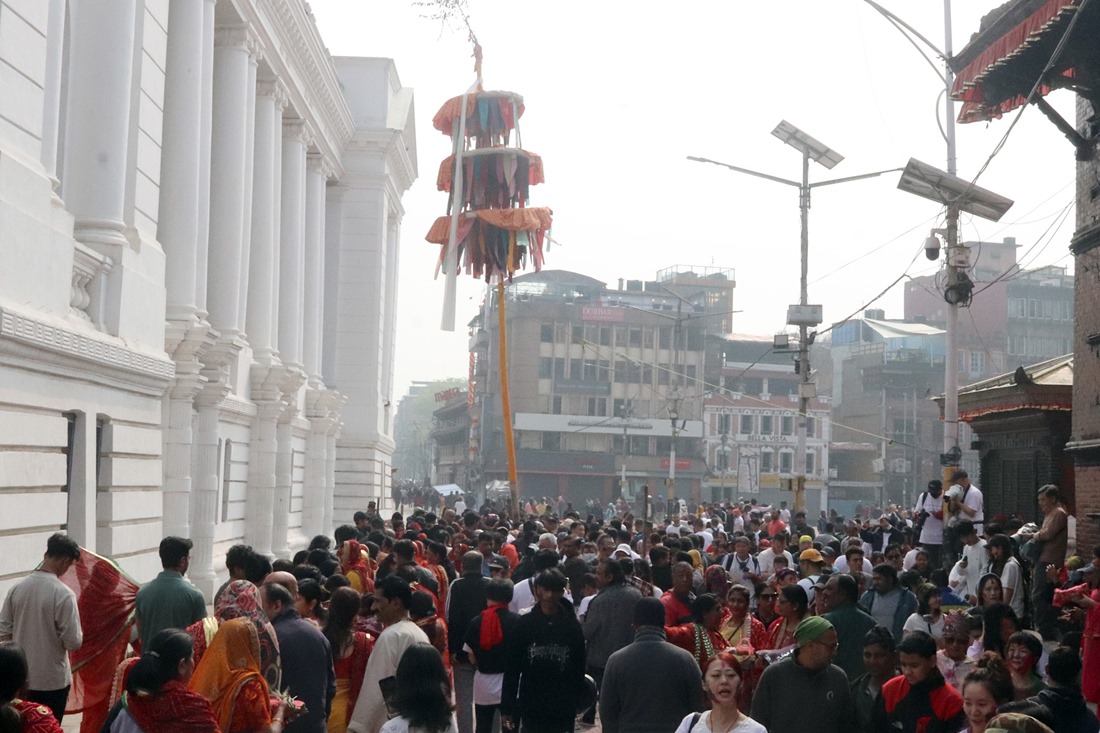 वसन्तपुरमा होलीको चहलपहल सुरु, चीर पूजा गर्नेको भीड