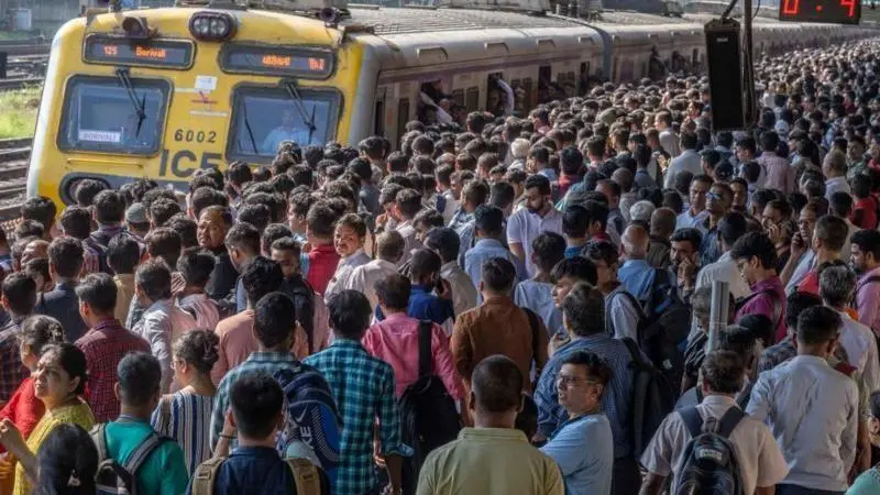 मुम्बईमा चलिरहेको ट्रेनबाट १० यात्री खस्दा एकको मृत्यु, नौजना घाइते