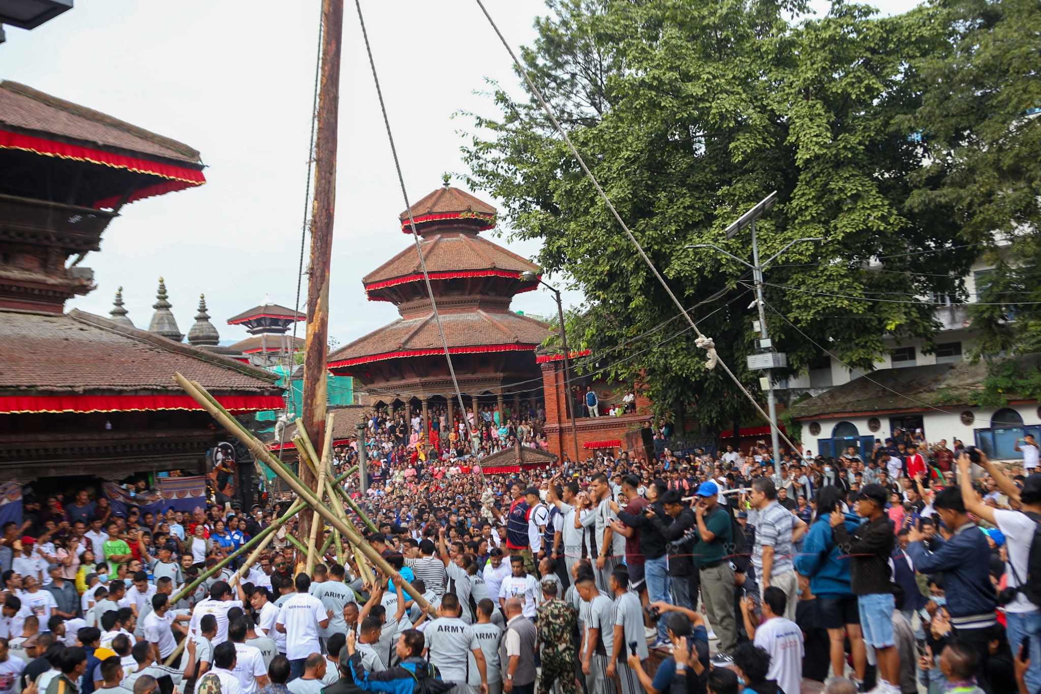 इन्द्रजात्रा सुरु, ध्वजासहितको लिंगो ठड्याइयो (तस्बिरहरू)