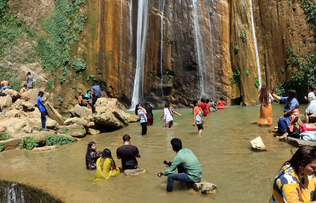 गर्मी छल्न झरनामा 