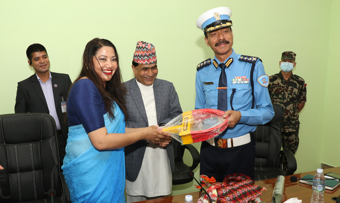सहरी विकासमन्त्री झाँक्रीद्वारा ट्राफिकलाई ह्वील लक र म्याजिक लाइट हस्तान्तरण