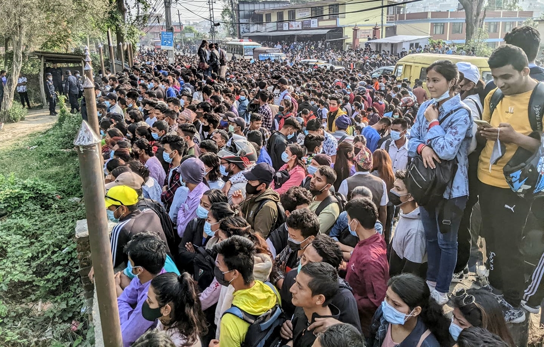 म्यादी प्रहरीका परीक्षार्थीको भिडले सवारी आवागमन अस्तव्यस्त (तस्बिरहरू)