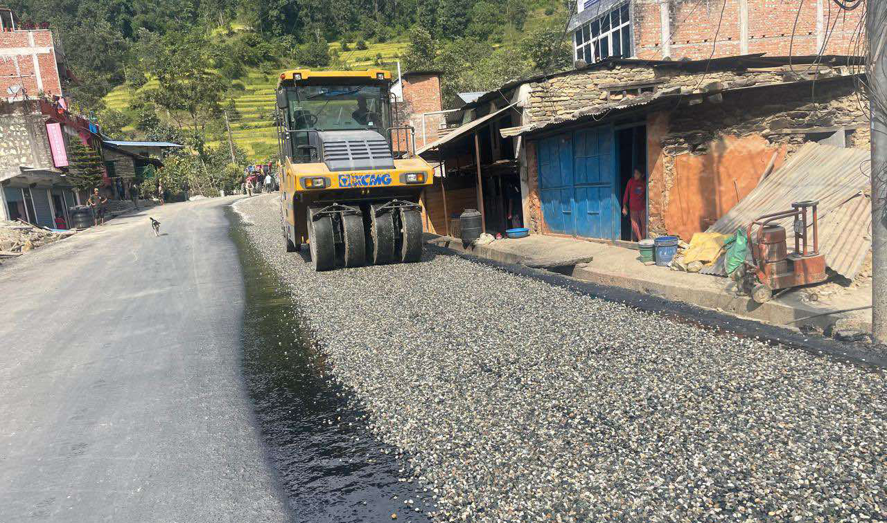 मध्यपहाडी लोकमार्गको बागलुङ खण्ड कालोपत्र हुँदै