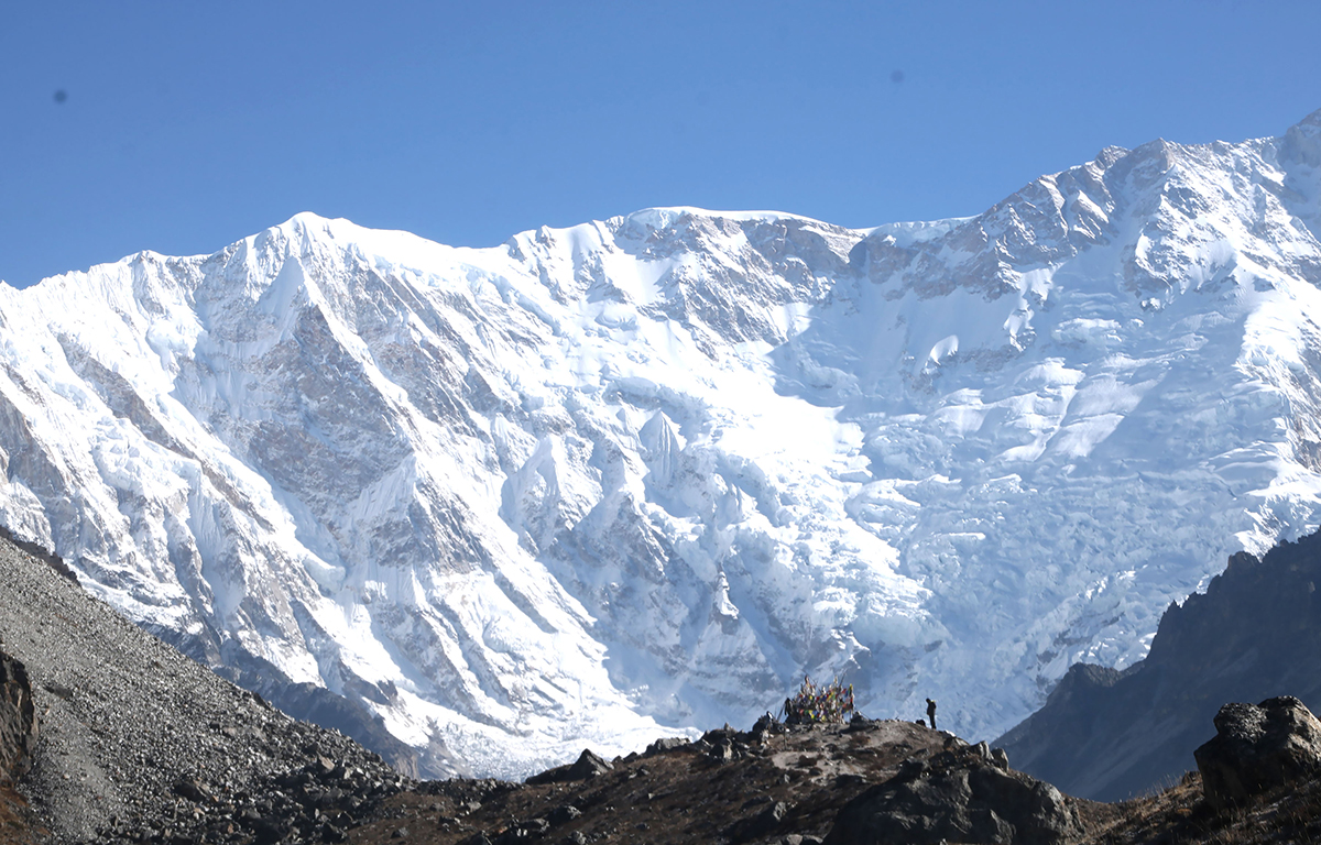 नेपालीसहित १० जनाले गरे कञ्चनजंघा हिमाल आरोहण
