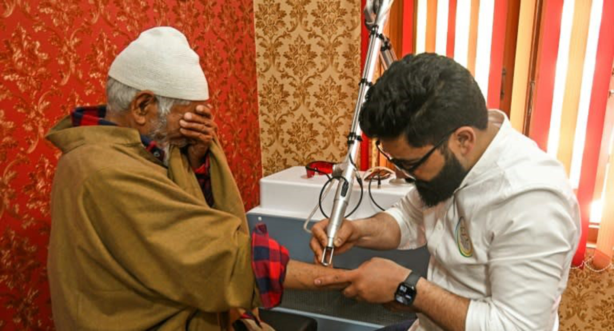 प्रहरीको डरले शरीरको ट्याटु हटाउँदै कश्मीरका भारतीय