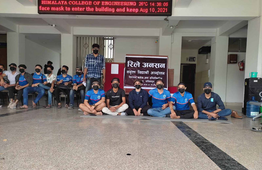 कलेजको ‘मनोमानी शुल्क’को विरोधमा त्रिवि इन्जिनियरिङका विद्यार्थी रिले अनशनमा