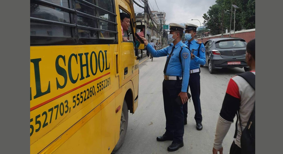 काठमाडौंका स्कुल बसमाथि ट्राफिकको निगरानी, मदिरा सेवन गरेर चलाउनेमाथि कारबाही