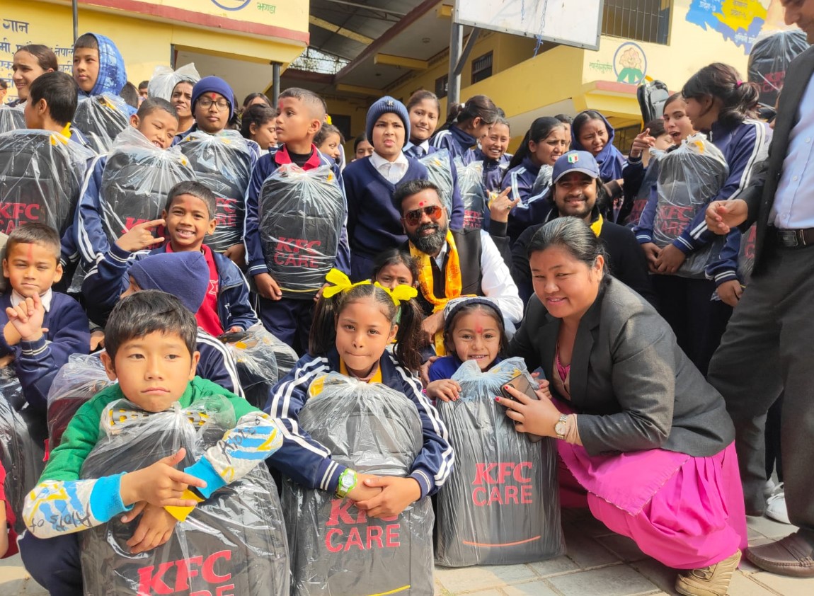 देवयानी इन्टरनेशनल (के.एफ.सी. तथा पिज्जाहट) नेपाल द्वारा शैक्षिक सामग्री वितरण 