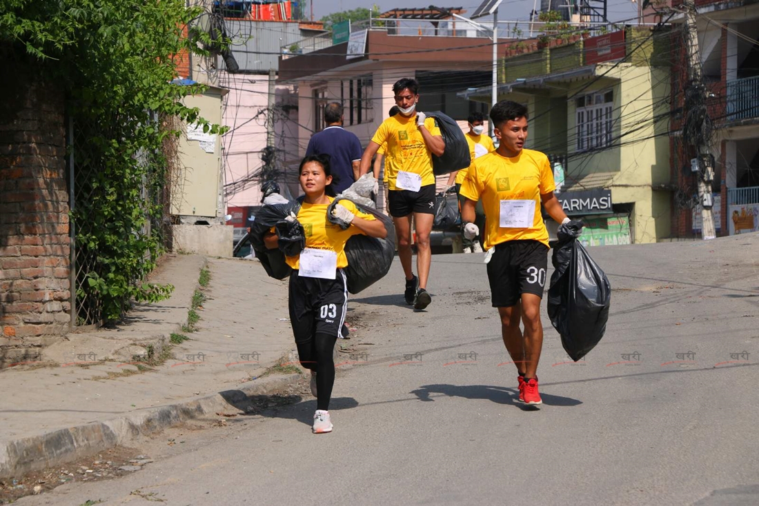 फोहोर टिप्दै दौडँदै (तस्बिरहरू)