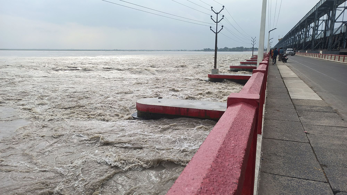 सप्तकोसीमा पानीको बहाव बढ्दो, २८ ढोका खोलिए
