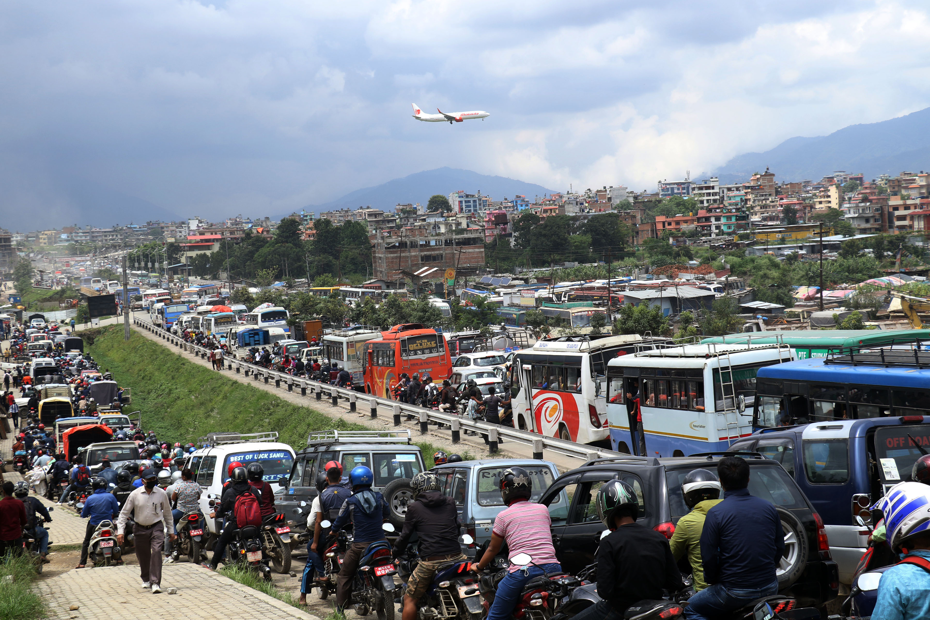 निर्वाध चल्छन् थोत्रा गाडी, प्रहरी भन्छ- कारवाही गर्नै अप्ठेरो