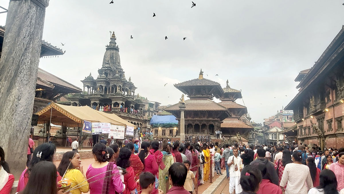 कृष्ण मन्दिरमा भक्तजन