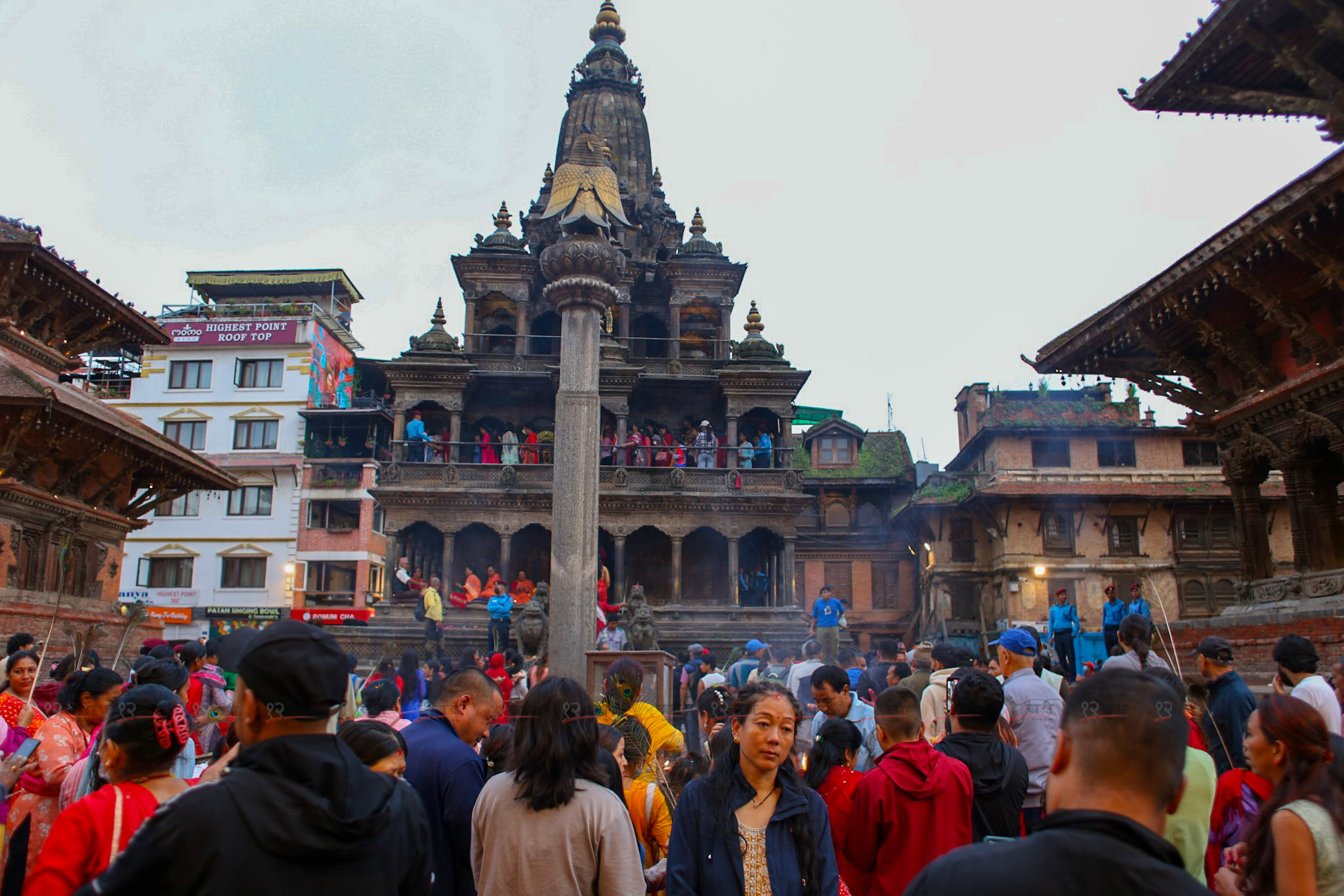 पाटन कृष्ण मन्दिरमा भक्तजनको घुइँचो (तस्बिरहरू)