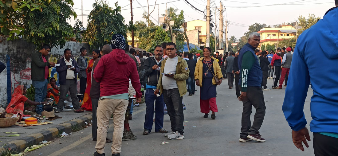 गणनास्थलबाहिर मतपरिणाम सुन्ने हुटहुटीसहितको घुइँचो (तस्बिरहरू)