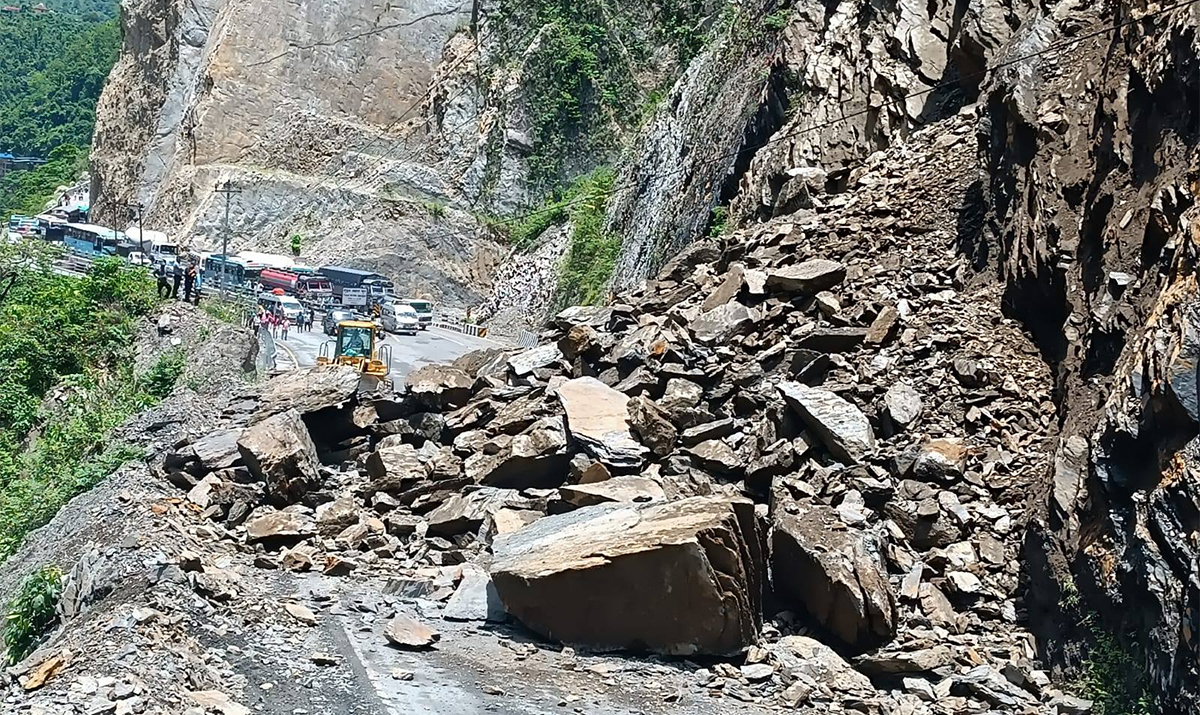 तुइन खोला पुलनजिकै पहिरो : मुग्लिन–नारायणगढ सडक अवरुद्ध