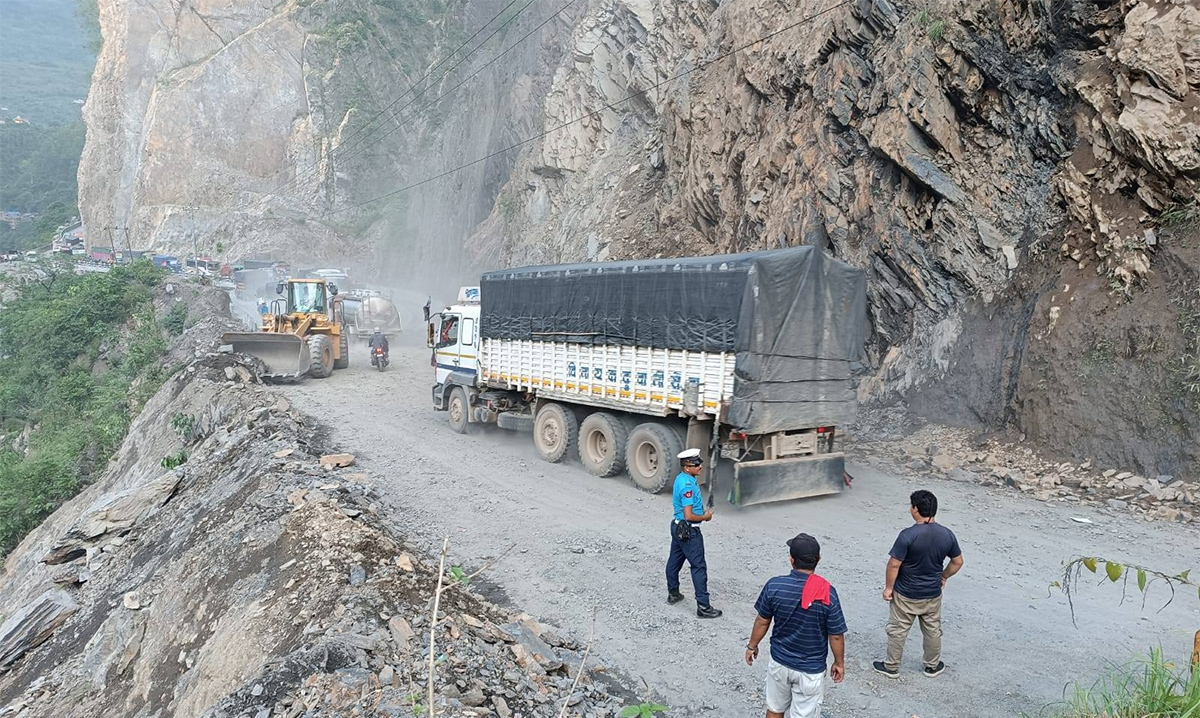 पहिरो हटाएर तुइन खोलामा सवारीसाधन सञ्चालन