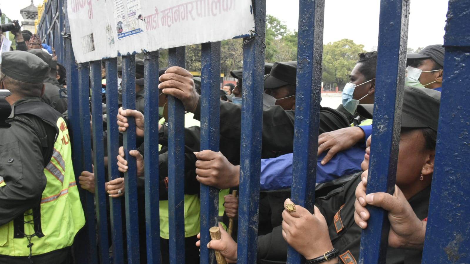मिटरब्याज पीडितले खुलामञ्च पनि पाएनन्, नगर प्रहरीले रोक्यो (तस्बिरसहित)