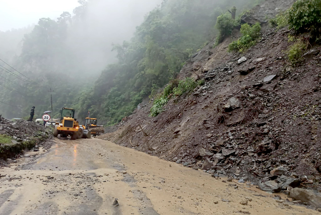 अवरुद्ध पृथ्वी राजमार्ग एकतर्फी खुला