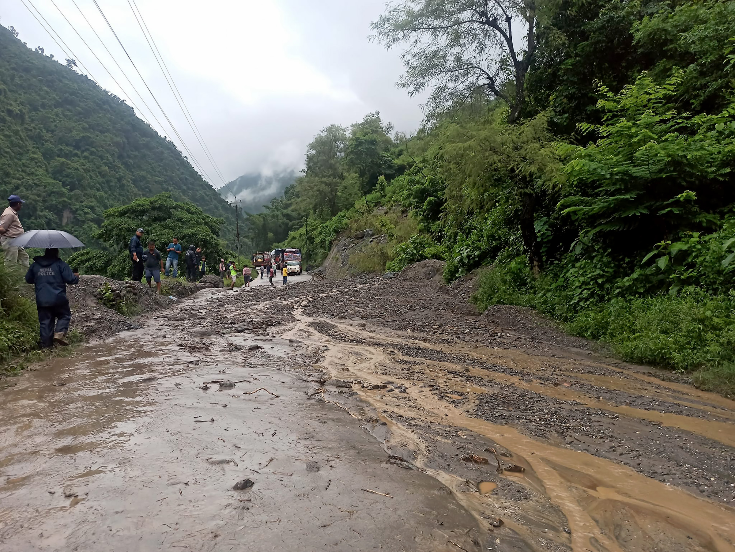 पृथ्वीराजमार्गमा पहिरो, दुईतर्फी सडक अवरुद्ध