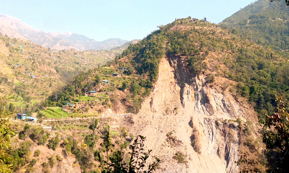 मध्यपहाडी लोकमार्ग अवरुद्ध