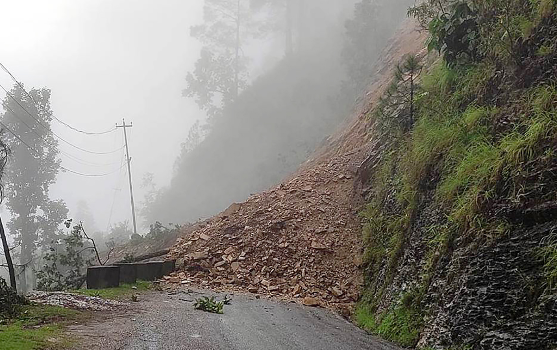 पहिरोले कर्णाली राजमार्ग अवरुद्ध