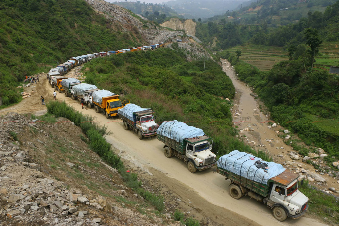 काठमाडौंको फोहोर विर्सजनमा अवरोध, स्थानीयले रोके गाडी