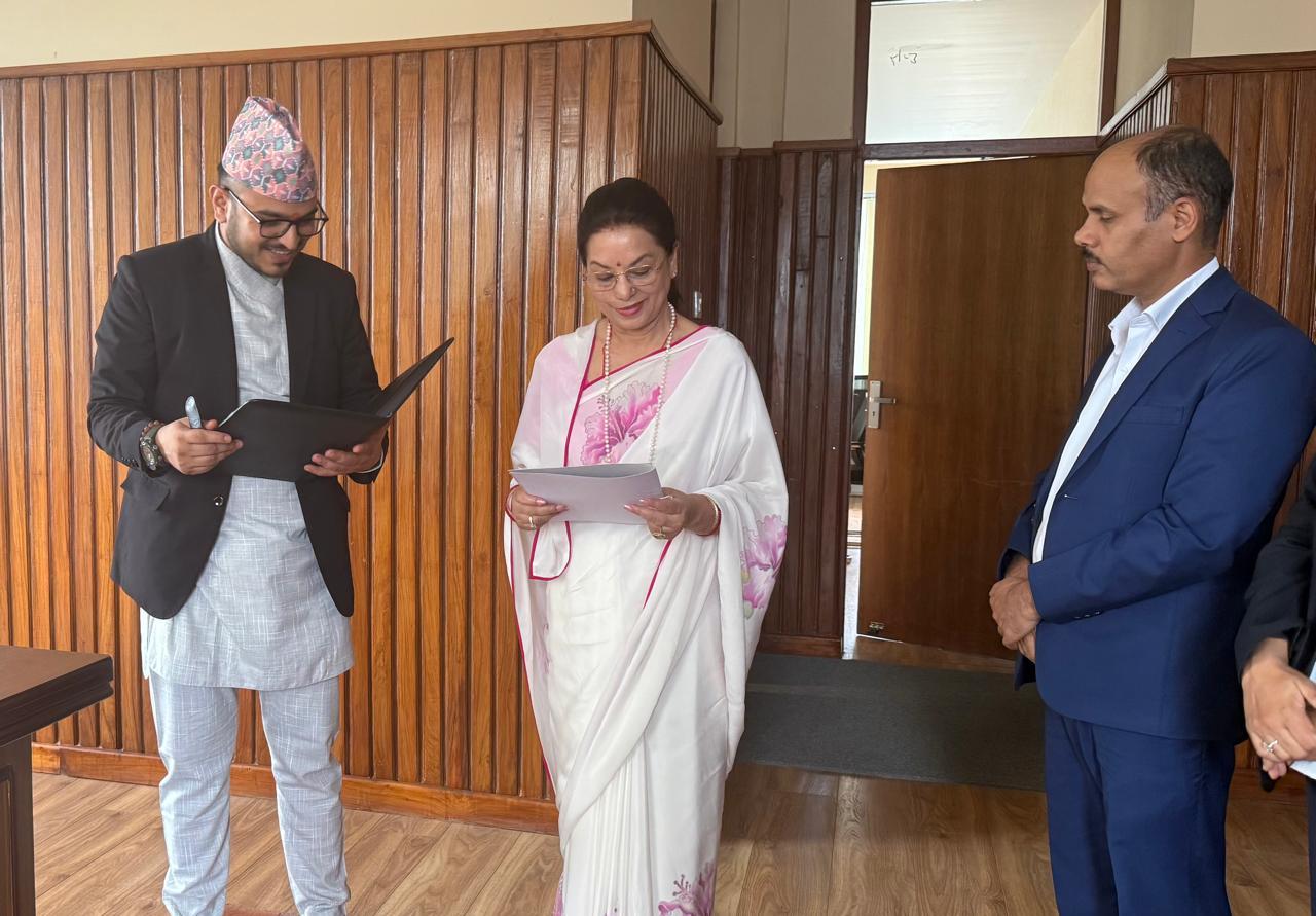 नेसनल लाइफ इन्स्योरेन्सकी अध्यक्ष सिंहले लिइन् पद तथा गोपनीयताको शपथ