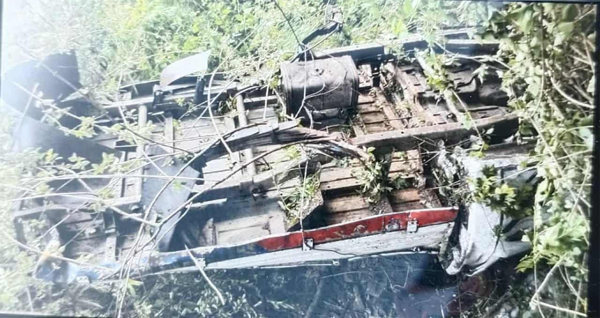 सिन्धुलीमा ५०० मिटर तल खस्यो पिकअप, दुई गाईसहित एकजनाको मृत्यु