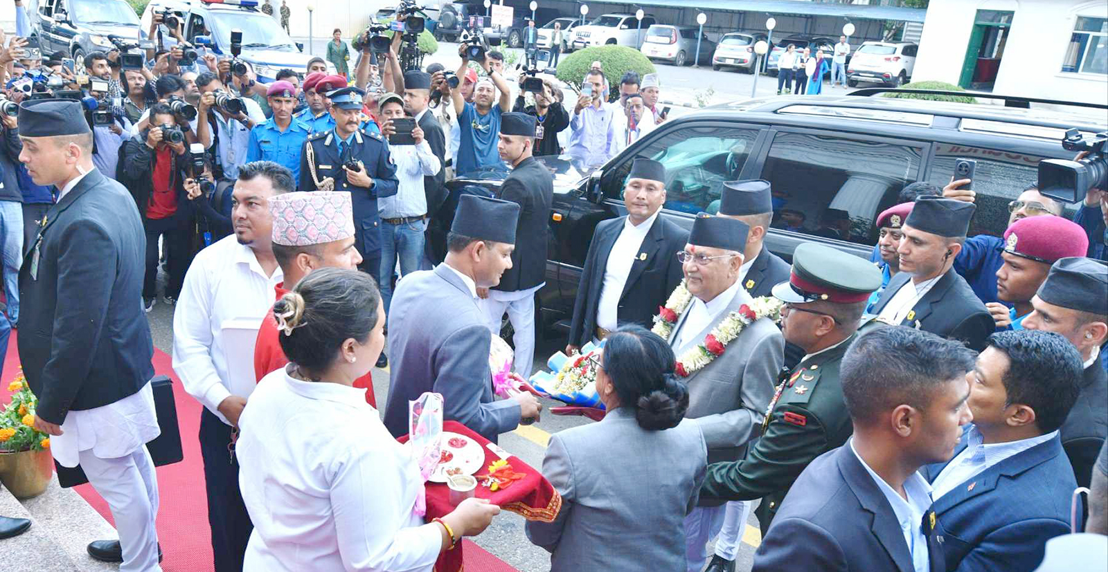 शपथमा ‘ईश्वरको’ नाम लिएनन्, ‘स्वस्तिवाचन’ गराउँदै प्रधानमन्त्री कार्यालय प्रवेश गरे ओली 