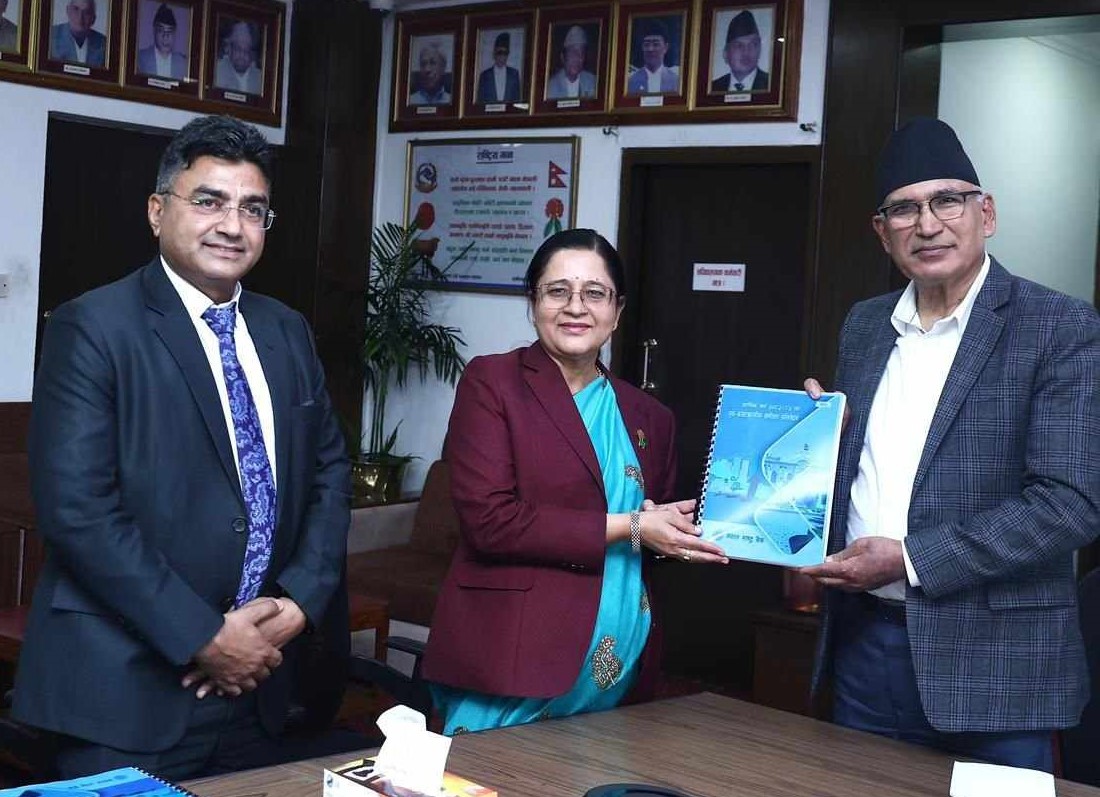 नेपाल राष्ट्र बैंकद्वारा पूर्वबजेटकालीन समीक्षा प्रतिवेदन अर्थ मन्त्रालयमा पेस