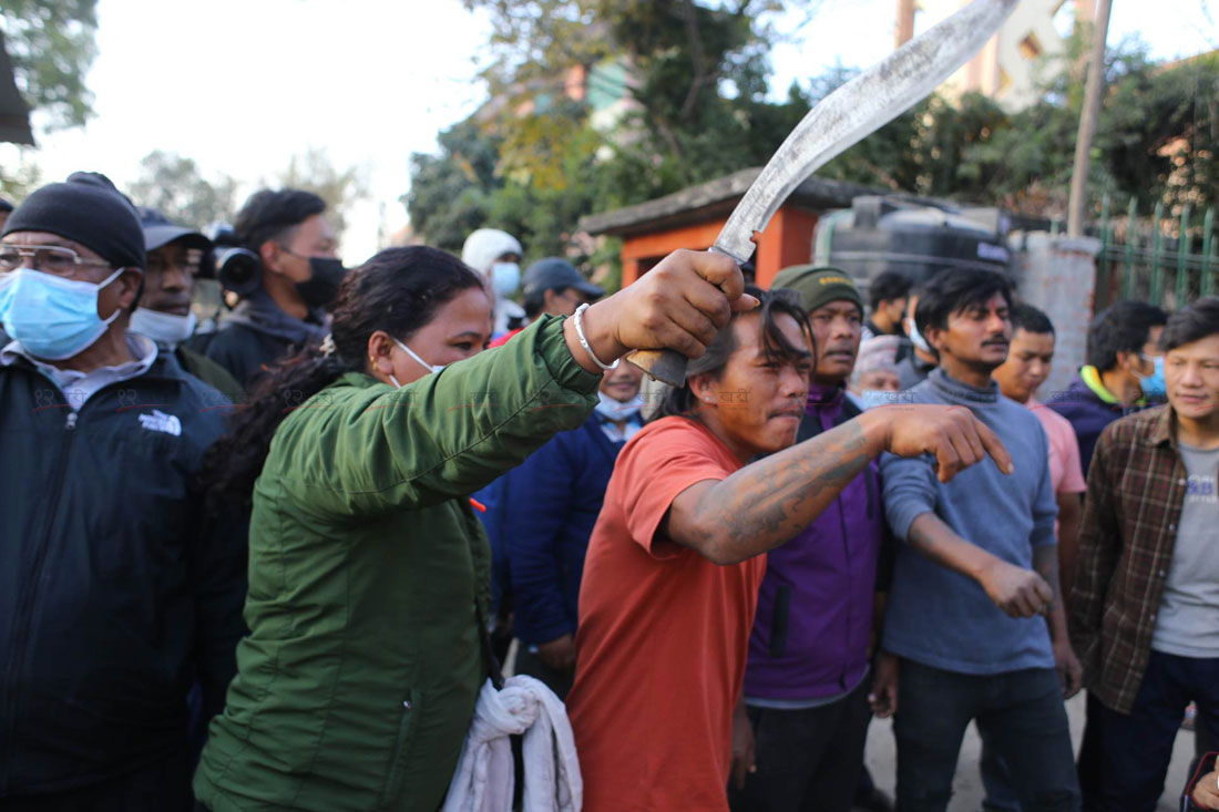 सुकुम्वासी बस्ती हटाउन नदिन खुकुरी लिएर प्रदर्शनमा उत्रिए स्थानीय (१० तस्बिर)