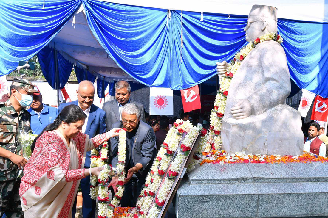 मदन भण्डारीको सालिकमा पूर्वराष्ट्रपति भण्डारीले गरिन् माल्यार्पण