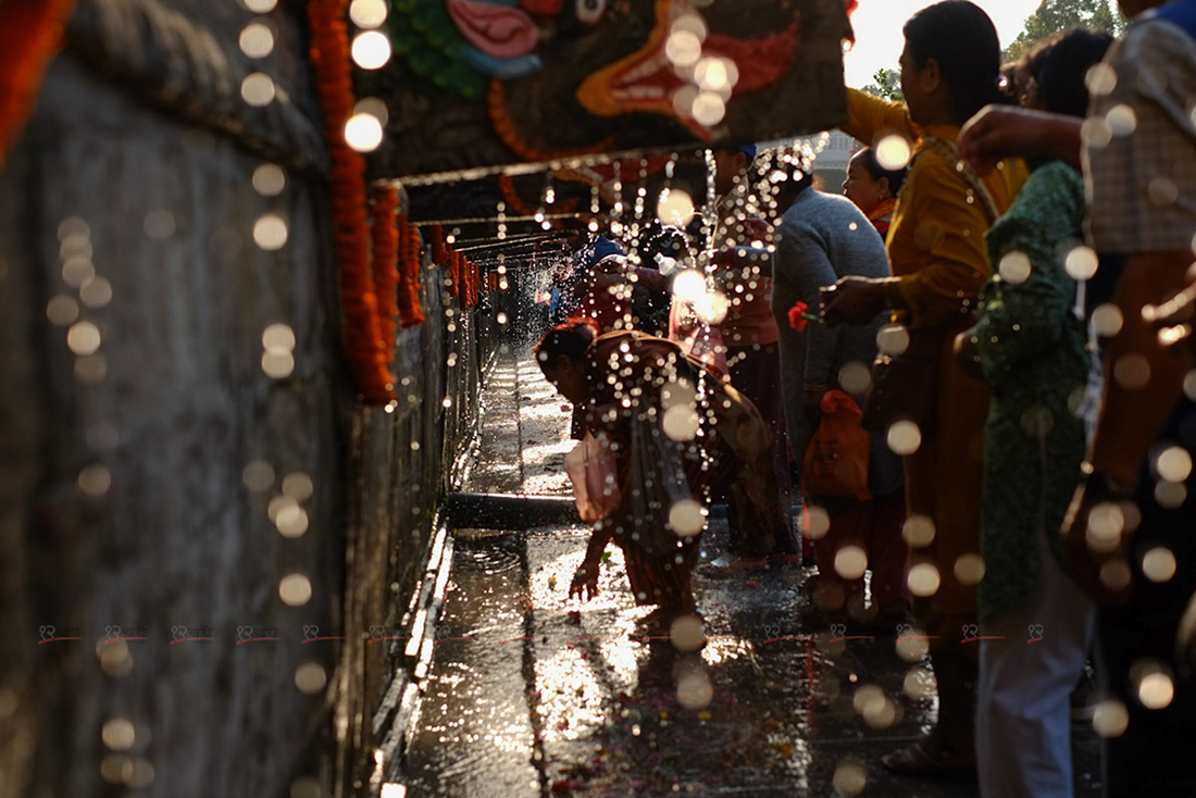 बाइसधारामा स्नान (तस्बिरहरू)