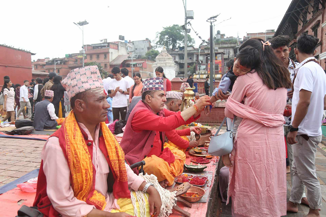 पशुपतिमा जनैपूर्णिमा र रक्षाबन्धनको माहोल (तस्बिरहरू)