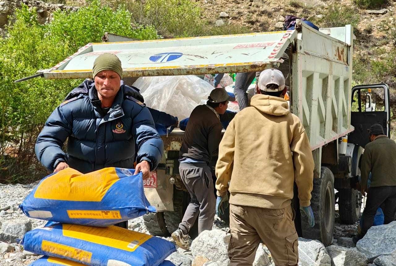 बाढीपहिरो प्रभावित तिल गाउँमा पुर्याइयो राहत सामग्री