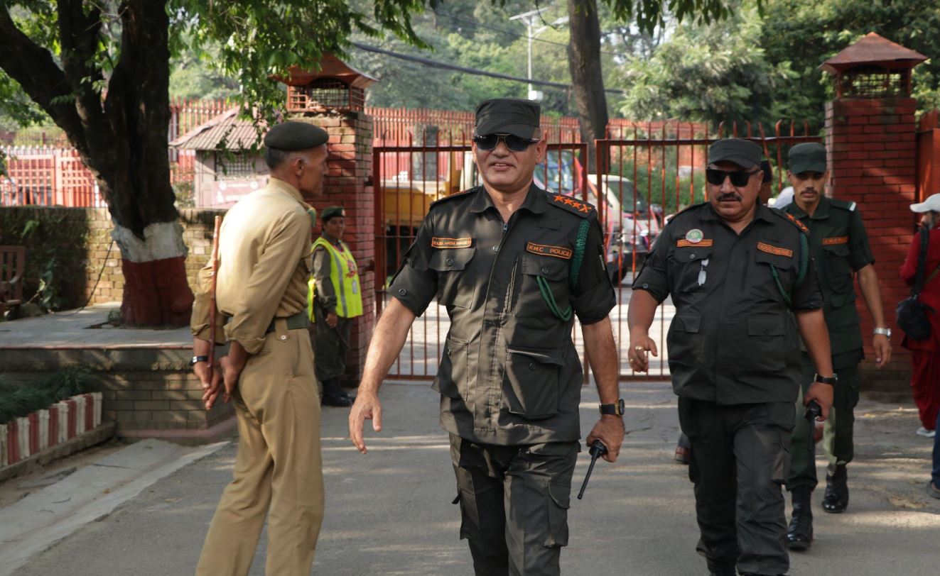 सार्वजनिकस्थलमा धूम्रपान गर्नेलाई महानगरले तिराउन थाल्यो ५०० जरिवाना