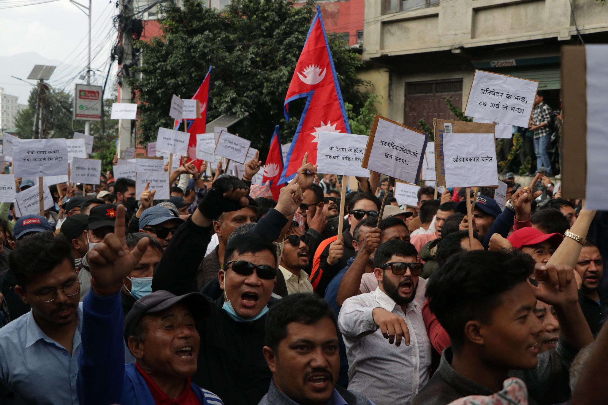 रास्वपा आन्दोलनको नारा– हाम्रो रवि हाम्रो देश, प्राणभन्दा प्यारो छ 