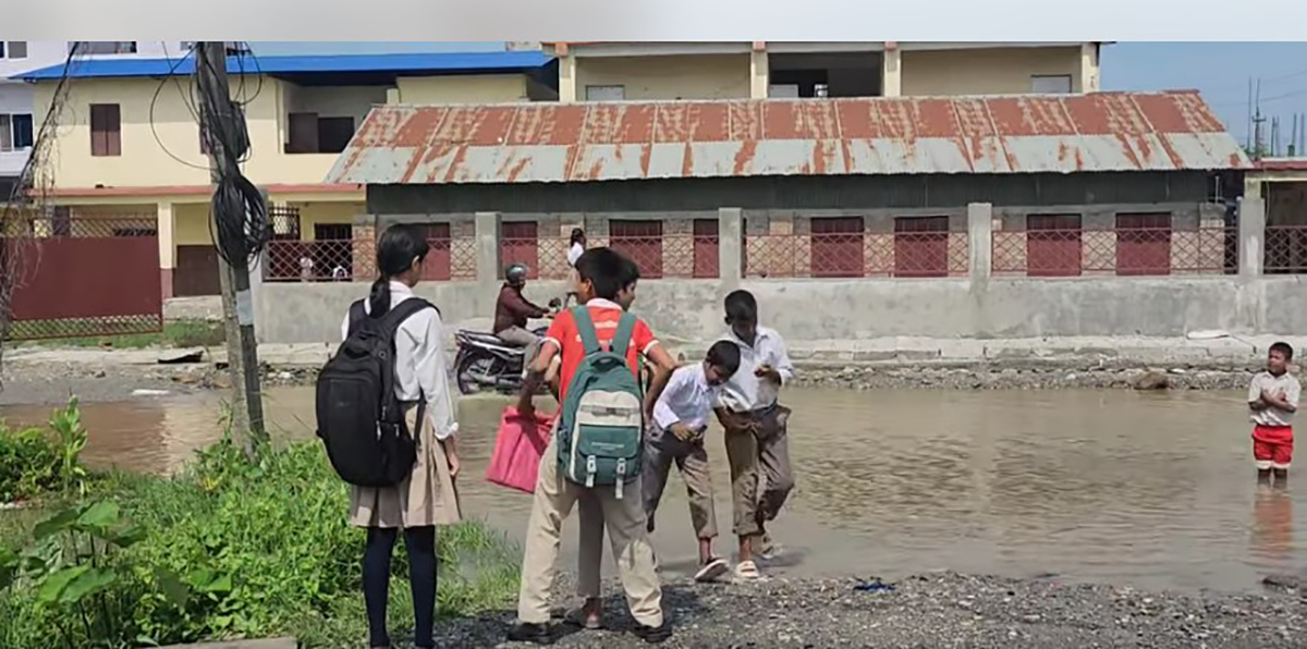 विराटनगर महानगरका विद्यार्थी : साथीको बुई चढेर आहाल तर्दै पुग्छन् विद्यालय
