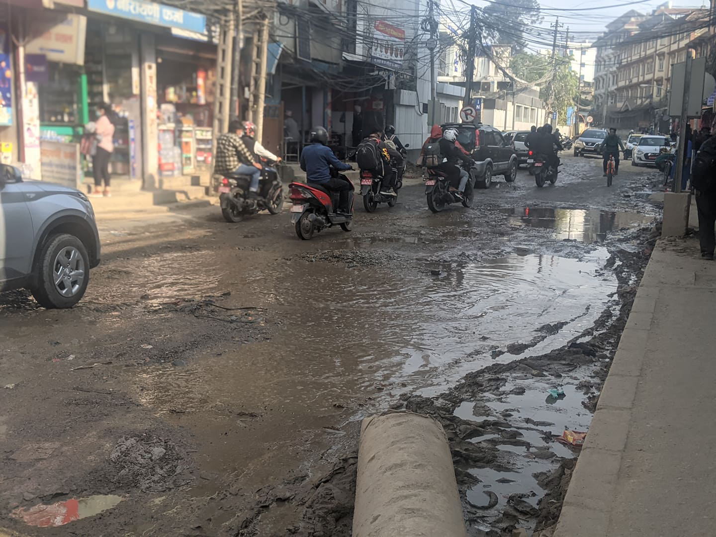 हजारौँ गर्भवती, सुत्केरी, बिरामी ओहोरदोहोर गर्ने थापाथली सडकको दुर्गति