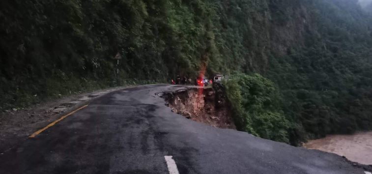 सडक भासिँदा पूर्वपश्चिम राजमार्ग अवरुद्ध, आठ यात्रु घाइते